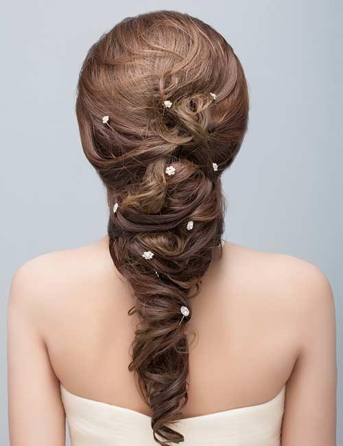 22 Best Hairstyles For Brides With Round Faces 22 Best Hairstyles For Brides With Round Faces
