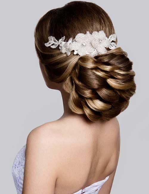 22 Best Hairstyles For Brides With Round Faces 22 Best Hairstyles For Brides With Round Faces
