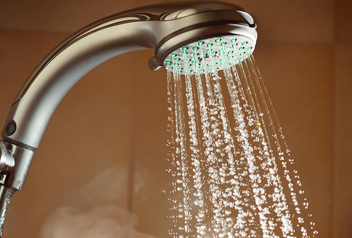 Hot Water Bath Vs Cold Water Bath – Which One Is Better According To  Ayurveda?