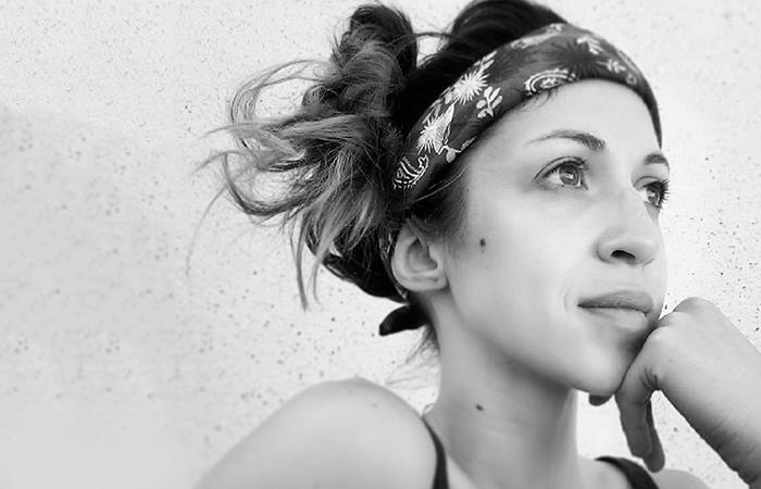 How To Wear A Bandana In 4 Ways (Women's Style Guide) How To Wear A Bandana In 4 Ways (Women's Style Guide)