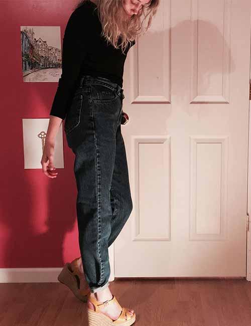 13 Flattering Mom Jeans Outfits and How to Wear Them