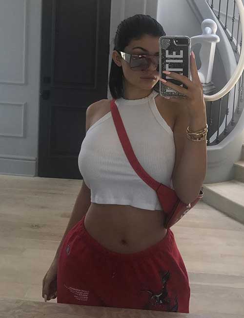 These Are the Jeans Kylie Jenner Can't Stop Wearing  Kylie jenner outfits  casual, Kylie jenner street style, Kylie jenner outfits