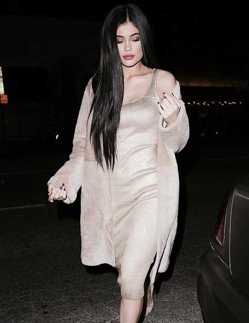 Only Kylie Jenner Can Give A Basic Casual Outfit Her Daringly Chic