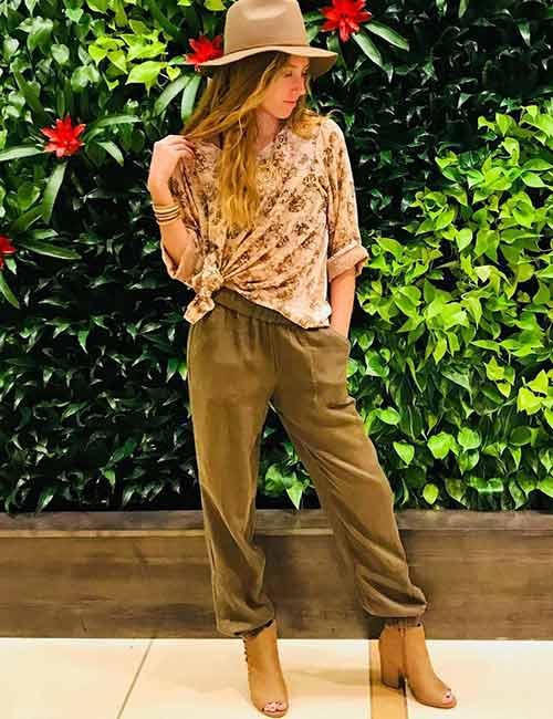 15 Olive Green Pant Outfit Ideas For Women (Comfy & Stylish)