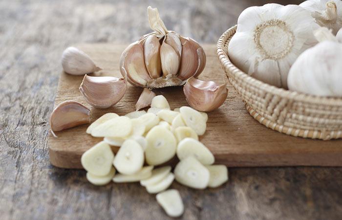 7. Garlic And Onion Juice For Hair Growth