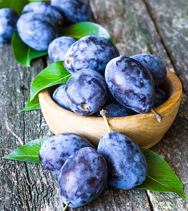 9 Health Benefits Of Plums, How To Use Them, & Side Effects