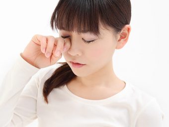 14 Effective Home Remedies For Itchy Eyes + Causes And Prevention Tips