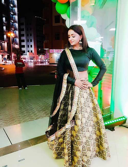 10+ Great Outfits To Wear Under Lehenga Skirt