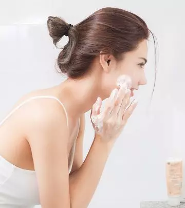 चमकती त्वचा के लिए 14 बेस्ट स्क्रब के नाम – Best Scrub For Glowing Skin in Hindi