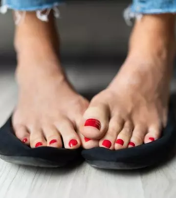 9 Home Remedies For Smelly Feet | Causes And Prevention Tips