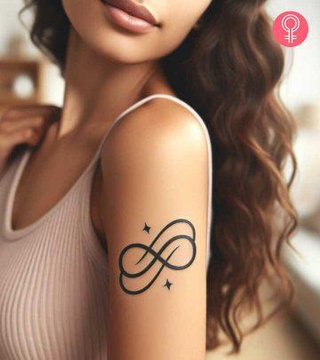 A double infinity tattoo on the upper arm A double infinity tattoo on the upper arm